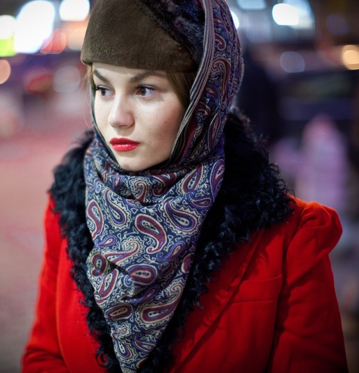 Женщина в платке. Зимний платок на голову. Платок женский на голову. Шарф на голову с пальто.